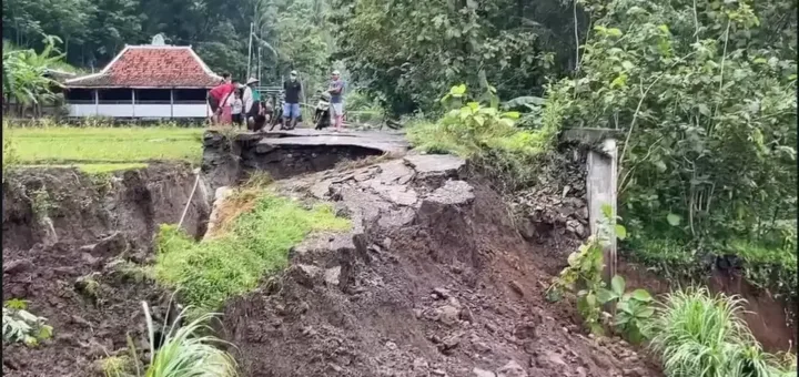 Jalan Ambles di Bantul, 400 Warga Terancam Terisolasi