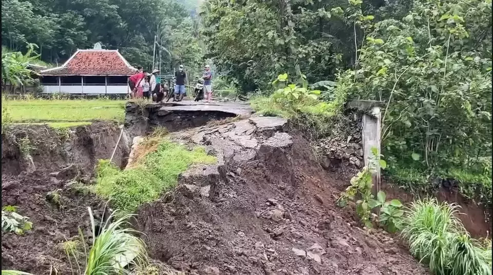 Jalan Ambles di Bantul, 400 Warga Terancam Terisolasi