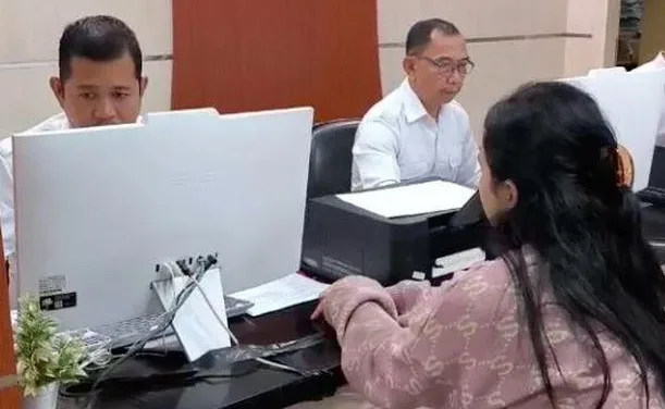 RA (21) seorang mahasiswi yang menjadi korban penganiayaan pacarnya sendiri ketika membuat laporan di SPKT Polda Sumatera Selatan, Rabu (12/11/2025).