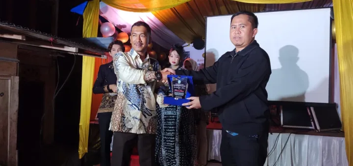 Kesbangpol Kerinci Raih Penghargaan Pelayanan Publik Terbaik