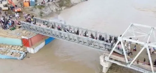 BANDA ACEH – Upaya percepatan pemulihan infrastruktur pascabencana di wilayah Sumatra terus membuahkan hasil. Panglima Kodam Iskandar Muda (Pangdam IM) Mayjen TNI Joko Hadi Susilo memastikan delapan jembatan yang sebelumnya rusak akibat bencana kini telah selesai diperbaiki dan kembali difungsikan untuk masyarakat. Salah satu jembatan yang telah dapat dilalui warga adalah Jembatan Teupin Mane di Kabupaten Bireuen, Aceh. Jembatan tersebut menjadi akses penting bagi mobilitas warga dan distribusi logistik di wilayah setempat. “Kini jembatan sudah dapat digunakan masyarakat,” ujar Mayjen TNI Joko Hadi Susilo di Banda Aceh, Senin (15/12/2025). Menurutnya, pemulihan pascabencana dilakukan secara intensif melalui kolaborasi TNI, relawan, serta Kementerian Pekerjaan Umum (PU). Fokus utama diarahkan pada perbaikan infrastruktur vital, khususnya jembatan, agar aktivitas sosial dan ekonomi masyarakat dapat kembali berjalan normal. Secara keseluruhan, terdapat 35 titik jembatan di tiga provinsi terdampak bencana yang saat ini tengah dalam proses pengerjaan. Hingga kini, delapan jembatan telah berhasil diselesaikan, termasuk Jembatan Teupin Mane. Selain itu, perbaikan juga dikebut di jalur penghubung antara Kabupaten Bireuen dan Kabupaten Bener Meriah. Di sepanjang jalur sekitar 40 kilometer tersebut, masih terdapat lima titik jembatan yang tengah diperbaiki untuk memastikan konektivitas antarwilayah kembali pulih. “Kami berharap jalur darat dari Bireuen hingga Bener Meriah bisa segera terhubung sepenuhnya. Saat ini lima jembatan masih dalam tahap pengerjaan,” jelasnya. Mayjen TNI Joko Hadi Susilo menambahkan, percepatan perbaikan jembatan diharapkan mampu memperlancar arus logistik, memudahkan mobilitas warga, serta mendorong bangkitnya kembali aktivitas ekonomi masyarakat di wilayah terdampak bencana. Ia juga menyampaikan bahwa masyarakat memberikan apresiasi kepada Presiden RI Prabowo Subianto, pemerintah, serta jajaran TNI atas langkah cepat dan kerja nyata dalam mempercepat pemulihan pascabencana di Sumatra.