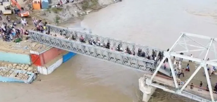 BANDA ACEH – Upaya percepatan pemulihan infrastruktur pascabencana di wilayah Sumatra terus membuahkan hasil. Panglima Kodam Iskandar Muda (Pangdam IM) Mayjen TNI Joko Hadi Susilo memastikan delapan jembatan yang sebelumnya rusak akibat bencana kini telah selesai diperbaiki dan kembali difungsikan untuk masyarakat. Salah satu jembatan yang telah dapat dilalui warga adalah Jembatan Teupin Mane di Kabupaten Bireuen, Aceh. Jembatan tersebut menjadi akses penting bagi mobilitas warga dan distribusi logistik di wilayah setempat. “Kini jembatan sudah dapat digunakan masyarakat,” ujar Mayjen TNI Joko Hadi Susilo di Banda Aceh, Senin (15/12/2025). Menurutnya, pemulihan pascabencana dilakukan secara intensif melalui kolaborasi TNI, relawan, serta Kementerian Pekerjaan Umum (PU). Fokus utama diarahkan pada perbaikan infrastruktur vital, khususnya jembatan, agar aktivitas sosial dan ekonomi masyarakat dapat kembali berjalan normal. Secara keseluruhan, terdapat 35 titik jembatan di tiga provinsi terdampak bencana yang saat ini tengah dalam proses pengerjaan. Hingga kini, delapan jembatan telah berhasil diselesaikan, termasuk Jembatan Teupin Mane. Selain itu, perbaikan juga dikebut di jalur penghubung antara Kabupaten Bireuen dan Kabupaten Bener Meriah. Di sepanjang jalur sekitar 40 kilometer tersebut, masih terdapat lima titik jembatan yang tengah diperbaiki untuk memastikan konektivitas antarwilayah kembali pulih. “Kami berharap jalur darat dari Bireuen hingga Bener Meriah bisa segera terhubung sepenuhnya. Saat ini lima jembatan masih dalam tahap pengerjaan,” jelasnya. Mayjen TNI Joko Hadi Susilo menambahkan, percepatan perbaikan jembatan diharapkan mampu memperlancar arus logistik, memudahkan mobilitas warga, serta mendorong bangkitnya kembali aktivitas ekonomi masyarakat di wilayah terdampak bencana. Ia juga menyampaikan bahwa masyarakat memberikan apresiasi kepada Presiden RI Prabowo Subianto, pemerintah, serta jajaran TNI atas langkah cepat dan kerja nyata dalam mempercepat pemulihan pascabencana di Sumatra.