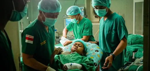 KRI dr. Soeharso-990 Beri Pelayanan Kesehatan Korban Bencana