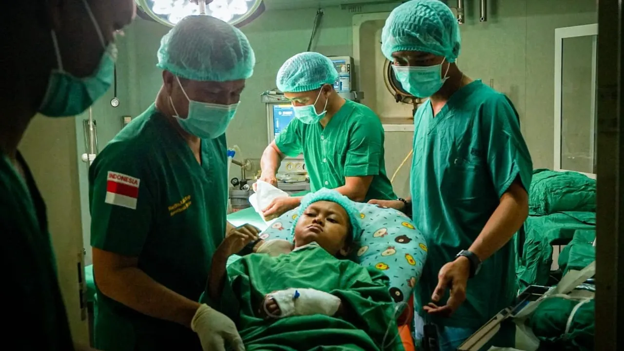 KRI dr. Soeharso-990 Beri Pelayanan Kesehatan Korban Bencana