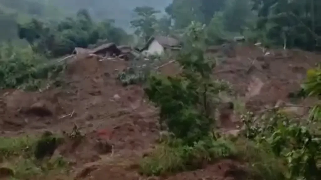 Longsor di Kampung Condong, Empat Rumah Tertimbun