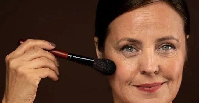 Memilih Bedak yang Tepat untuk Usia 50+, Ini Panduannya