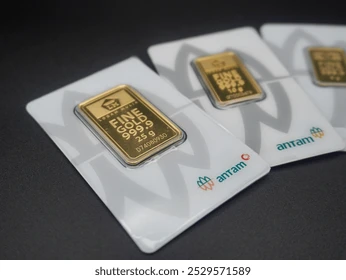 Harga Emas Antam Hari Ini Kompak Naik