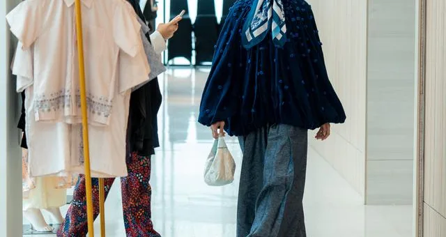 Tren Baju Lebaran 2026: Warna Basic Kembali, Abaya Jadi Primadona
