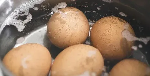 Stop Cuci Telur Sebelum Masuk Kulkas, Ini Bahaya yang Jarang Disadari