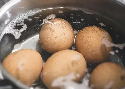 Stop Cuci Telur Sebelum Masuk Kulkas, Ini Bahaya yang Jarang Disadari