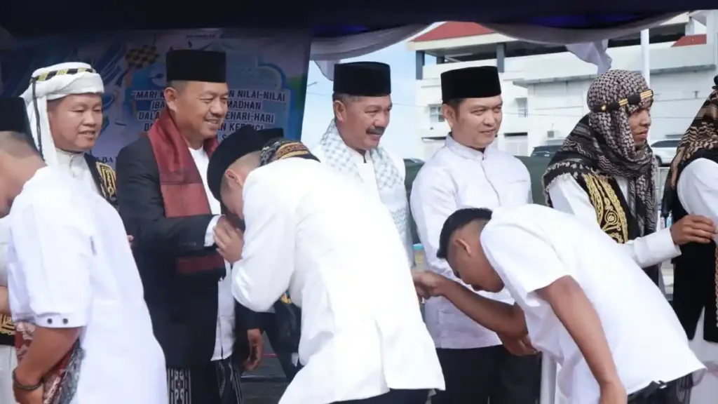 Sholat Idul Fitri Bersama Warga, Bupati Monadi Sampaikan Permohonan Maaf dan Komitmen Pembangunan