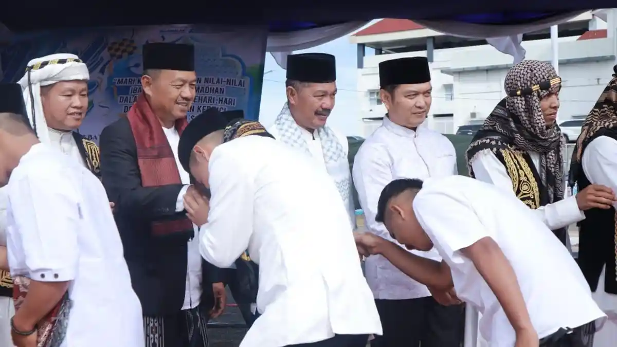 Sholat Idul Fitri Bersama Warga, Bupati Monadi Sampaikan Permohonan Maaf dan Komitmen Pembangunan