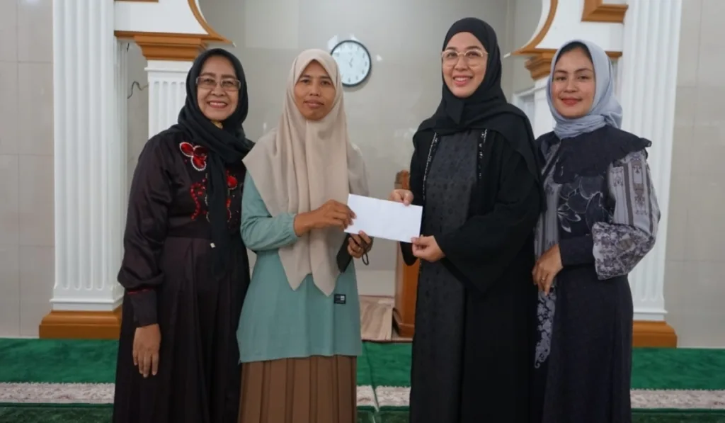 Jumat Berkah, Lavita Syukur Salurkan Santunan dan Takjil