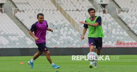 Legenda Barcelona Jalani Latihan di SUGBK Jelang Clash of Legends Jakarta 2026