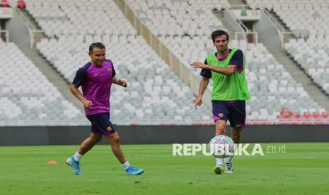 Legenda Barcelona Jalani Latihan di SUGBK Jelang Clash of Legends Jakarta 2026
