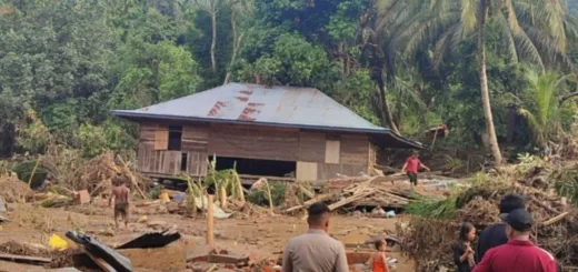 Dari Sungai Deras ke Rumah Hanyut, Bupati Merangin Bawa Bantuan untuk Warga Terdampak