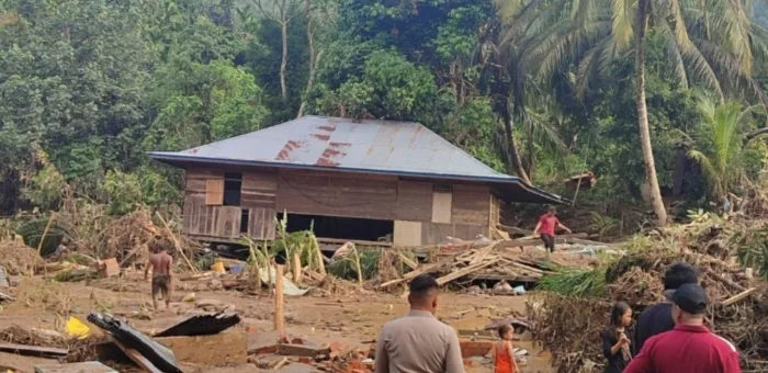 Dari Sungai Deras ke Rumah Hanyut, Bupati Merangin Bawa Bantuan untuk Warga Terdampak