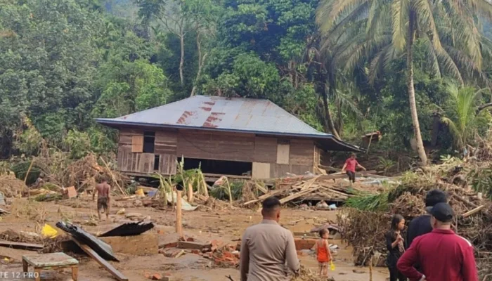 Dari Sungai Deras ke Rumah Hanyut, Bupati Merangin Bawa Bantuan untuk Warga Terdampak