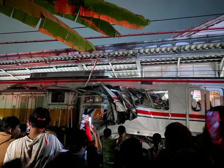 Insiden Kecelakaan Kereta di Bekasi Timur, Gerbong KRL Rusak Parah
