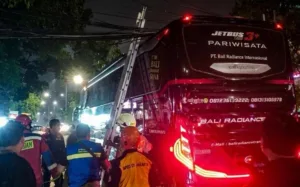 Tiang Listrik Ambruk di Jalan Mangga Besar, Kabel Optik Nyaris Timpa Bus