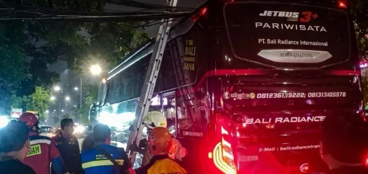 Tiang Listrik Ambruk di Jalan Mangga Besar, Kabel Optik Nyaris Timpa Bus