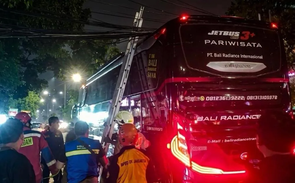 Tiang Listrik Ambruk di Jalan Mangga Besar, Kabel Optik Nyaris Timpa Bus