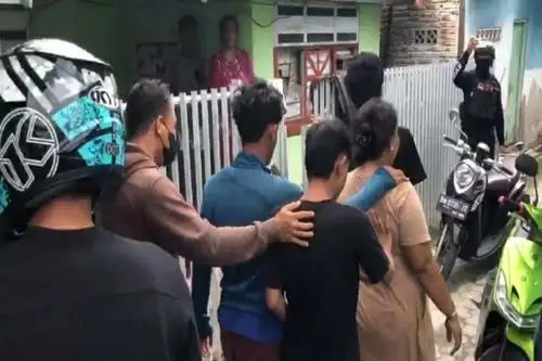 Polisi Digedor Batu Saat Gerebek Narkoba di Kampung Lere Palu