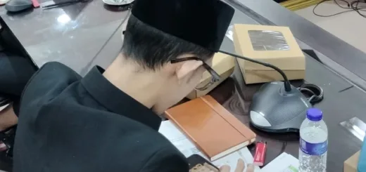 Viral! Anggota DPRD Jember Diduga Merokok dan Main Game Saat Rapat, Terancam Sanksi