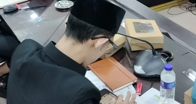 Viral! Anggota DPRD Jember Diduga Merokok dan Main Game Saat Rapat, Terancam Sanksi