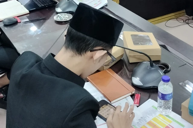 Viral! Anggota DPRD Jember Diduga Merokok dan Main Game Saat Rapat, Terancam Sanksi