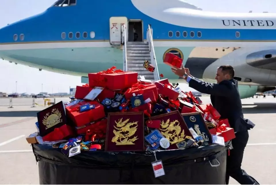 Usai Pertemuan Trump–Xi, Barang Suvenir China Langsung Masuk Tempat Sampah