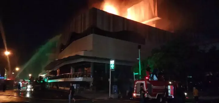 Kebakaran Megamall Manado Gegerkan Pengunjung, Evakuasi Panik Terjadi di Lantai 3