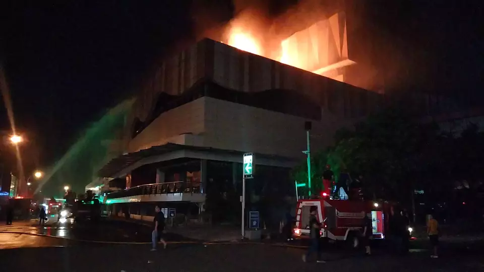 Kebakaran Megamall Manado Gegerkan Pengunjung, Evakuasi Panik Terjadi di Lantai 3
