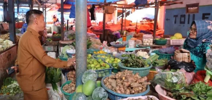Pastikan Pasar Bersih dan Tertib, Sekda Alpian Sidak Pasar Tanjung Bajure