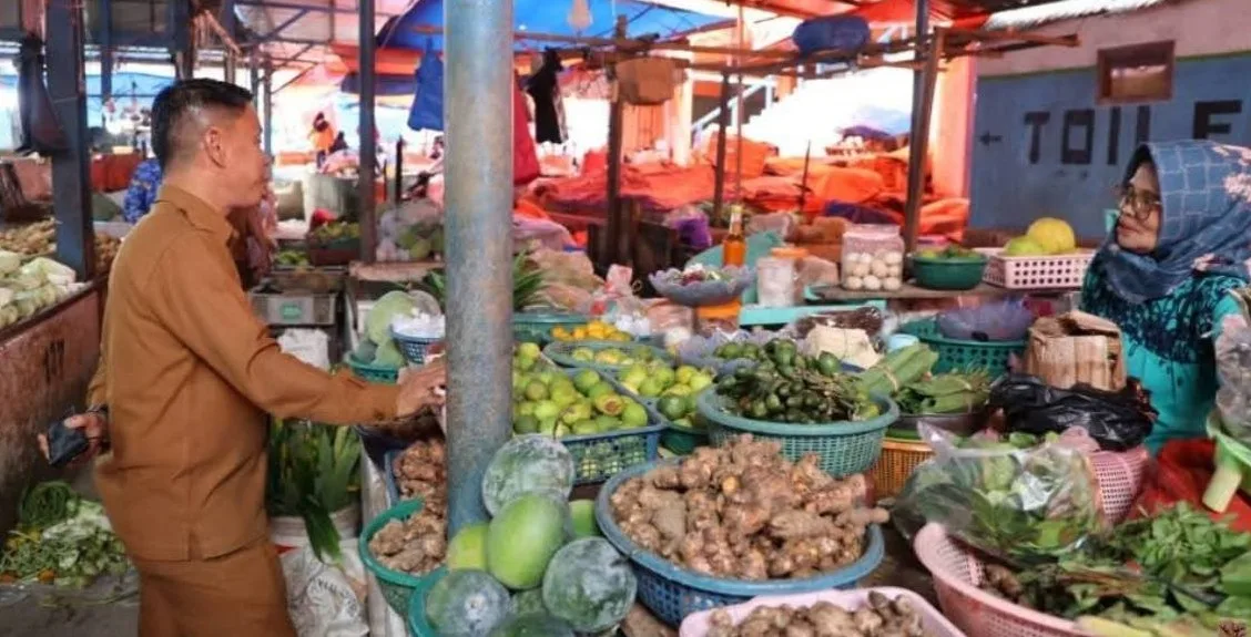Pastikan Pasar Bersih dan Tertib, Sekda Alpian Sidak Pasar Tanjung Bajure