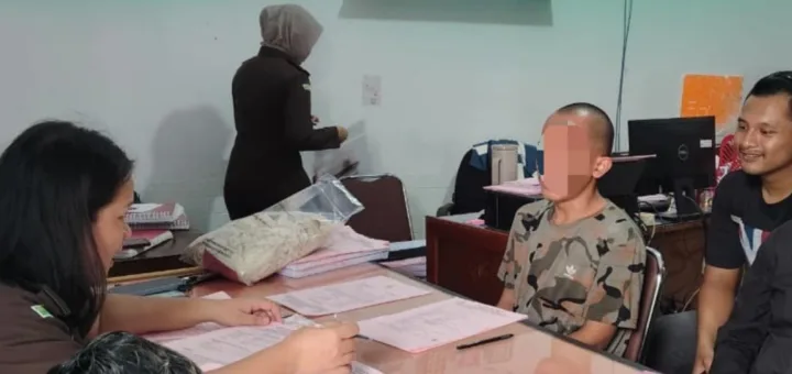 Dua Tersangka Pengancaman dan Penganiayaan Berat Resmi Diserahkan ke Kejari Sarolangun