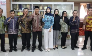 Wakil Wali Kota Sungai Penuh, Azhar Hamzah, secara resmi melepas keberangkatan siswi berprestasi asal Kota Sungai Penuh, Nindya Eltsani Fawwaz, untuk kembali menjalankan tugas kenegaraan pada peringatan Hari Lahir Pancasila Tahun 2026 di Jakarta. Pelepasan berlangsung khidmat dan penuh haru dengan dihadiri pelatih, keluarga, serta kepala perangkat daerah terkait. Nindya Eltsani Fawwaz, siswi SMAN 2 Sungai Penuh, merupakan perwakilan Provinsi Jambi yang sebelumnya sukses menjalankan tugas sebagai anggota Pasukan Pengibar Bendera Pusaka (Paskibraka) Nasional pada peringatan HUT Kemerdekaan Republik Indonesia di Istana Merdeka tahun 2025. Kepercayaan kembali diberikan kepada Nindya pada tahun 2026 untuk bertugas dalam upacara peringatan Hari Lahir Pancasila yang akan dilaksanakan di Jakarta pada 1 Juni 2026. Prestasi tersebut menjadi kebanggaan tersendiri bagi masyarakat Kota Sungai Penuh dan Provinsi Jambi. Dalam sambutannya, Wakil Wali Kota Azhar Hamzah menyampaikan apresiasi dan rasa bangga atas capaian yang diraih Nindya. Menurutnya, prestasi tersebut menjadi bukti bahwa generasi muda Kota Sungai Penuh mampu bersaing di tingkat nasional dan dipercaya mengemban tugas negara. “Kami bangga atas prestasi yang diraih Nindya. Capaian ini merupakan bukti bahwa putra-putri Kota Sungai Penuh mampu bersaing dan dipercaya mengemban tugas negara,” ujar Azhar Hamzah. Ia juga berharap Nindya dapat menjalankan amanah dengan baik dan terus menjadi inspirasi bagi generasi muda lainnya di Kota Sungai Penuh. “Semoga dapat menjalankan amanah dengan baik,” tambahnya. Keberhasilan Nindya kembali dipercaya dalam agenda kenegaraan tingkat nasional diharapkan dapat memotivasi para pelajar lainnya untuk terus berprestasi, disiplin, dan mengharumkan nama daerah di kancah nasional.