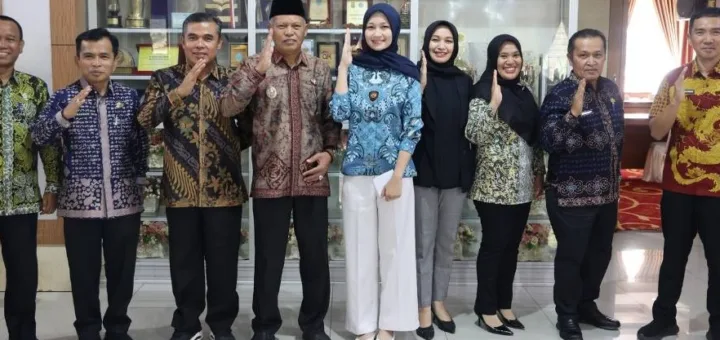Wakil Wali Kota Sungai Penuh, Azhar Hamzah, secara resmi melepas keberangkatan siswi berprestasi asal Kota Sungai Penuh, Nindya Eltsani Fawwaz, untuk kembali menjalankan tugas kenegaraan pada peringatan Hari Lahir Pancasila Tahun 2026 di Jakarta. Pelepasan berlangsung khidmat dan penuh haru dengan dihadiri pelatih, keluarga, serta kepala perangkat daerah terkait. Nindya Eltsani Fawwaz, siswi SMAN 2 Sungai Penuh, merupakan perwakilan Provinsi Jambi yang sebelumnya sukses menjalankan tugas sebagai anggota Pasukan Pengibar Bendera Pusaka (Paskibraka) Nasional pada peringatan HUT Kemerdekaan Republik Indonesia di Istana Merdeka tahun 2025. Kepercayaan kembali diberikan kepada Nindya pada tahun 2026 untuk bertugas dalam upacara peringatan Hari Lahir Pancasila yang akan dilaksanakan di Jakarta pada 1 Juni 2026. Prestasi tersebut menjadi kebanggaan tersendiri bagi masyarakat Kota Sungai Penuh dan Provinsi Jambi. Dalam sambutannya, Wakil Wali Kota Azhar Hamzah menyampaikan apresiasi dan rasa bangga atas capaian yang diraih Nindya. Menurutnya, prestasi tersebut menjadi bukti bahwa generasi muda Kota Sungai Penuh mampu bersaing di tingkat nasional dan dipercaya mengemban tugas negara. “Kami bangga atas prestasi yang diraih Nindya. Capaian ini merupakan bukti bahwa putra-putri Kota Sungai Penuh mampu bersaing dan dipercaya mengemban tugas negara,” ujar Azhar Hamzah. Ia juga berharap Nindya dapat menjalankan amanah dengan baik dan terus menjadi inspirasi bagi generasi muda lainnya di Kota Sungai Penuh. “Semoga dapat menjalankan amanah dengan baik,” tambahnya. Keberhasilan Nindya kembali dipercaya dalam agenda kenegaraan tingkat nasional diharapkan dapat memotivasi para pelajar lainnya untuk terus berprestasi, disiplin, dan mengharumkan nama daerah di kancah nasional.