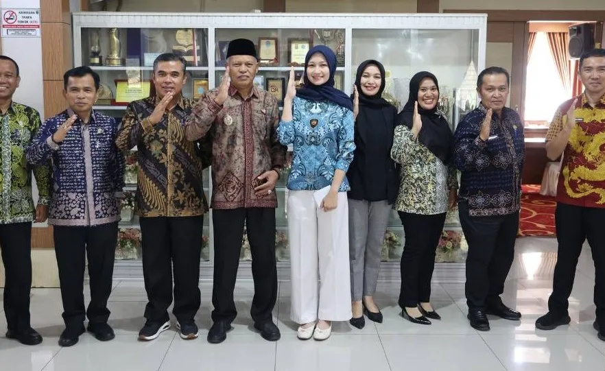 Wakil Wali Kota Sungai Penuh, Azhar Hamzah, secara resmi melepas keberangkatan siswi berprestasi asal Kota Sungai Penuh, Nindya Eltsani Fawwaz, untuk kembali menjalankan tugas kenegaraan pada peringatan Hari Lahir Pancasila Tahun 2026 di Jakarta. Pelepasan berlangsung khidmat dan penuh haru dengan dihadiri pelatih, keluarga, serta kepala perangkat daerah terkait. Nindya Eltsani Fawwaz, siswi SMAN 2 Sungai Penuh, merupakan perwakilan Provinsi Jambi yang sebelumnya sukses menjalankan tugas sebagai anggota Pasukan Pengibar Bendera Pusaka (Paskibraka) Nasional pada peringatan HUT Kemerdekaan Republik Indonesia di Istana Merdeka tahun 2025. Kepercayaan kembali diberikan kepada Nindya pada tahun 2026 untuk bertugas dalam upacara peringatan Hari Lahir Pancasila yang akan dilaksanakan di Jakarta pada 1 Juni 2026. Prestasi tersebut menjadi kebanggaan tersendiri bagi masyarakat Kota Sungai Penuh dan Provinsi Jambi. Dalam sambutannya, Wakil Wali Kota Azhar Hamzah menyampaikan apresiasi dan rasa bangga atas capaian yang diraih Nindya. Menurutnya, prestasi tersebut menjadi bukti bahwa generasi muda Kota Sungai Penuh mampu bersaing di tingkat nasional dan dipercaya mengemban tugas negara. “Kami bangga atas prestasi yang diraih Nindya. Capaian ini merupakan bukti bahwa putra-putri Kota Sungai Penuh mampu bersaing dan dipercaya mengemban tugas negara,” ujar Azhar Hamzah. Ia juga berharap Nindya dapat menjalankan amanah dengan baik dan terus menjadi inspirasi bagi generasi muda lainnya di Kota Sungai Penuh. “Semoga dapat menjalankan amanah dengan baik,” tambahnya. Keberhasilan Nindya kembali dipercaya dalam agenda kenegaraan tingkat nasional diharapkan dapat memotivasi para pelajar lainnya untuk terus berprestasi, disiplin, dan mengharumkan nama daerah di kancah nasional.