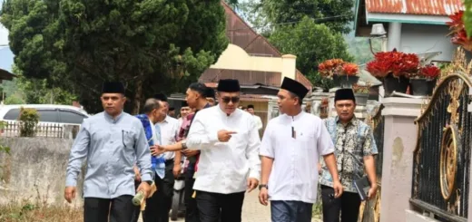 Safari Jum’at di Sandaran Galeh,Wako Alfin Serahkan Bantuan untuk Masjid Nurul Huda