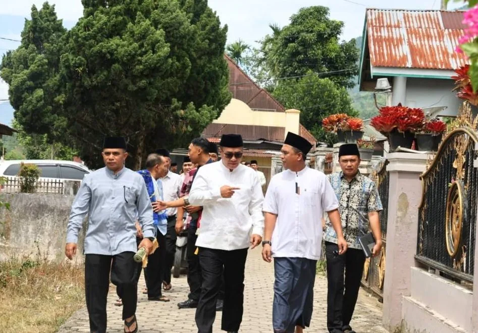 Safari Jum’at di Sandaran Galeh,Wako Alfin Serahkan Bantuan untuk Masjid Nurul Huda