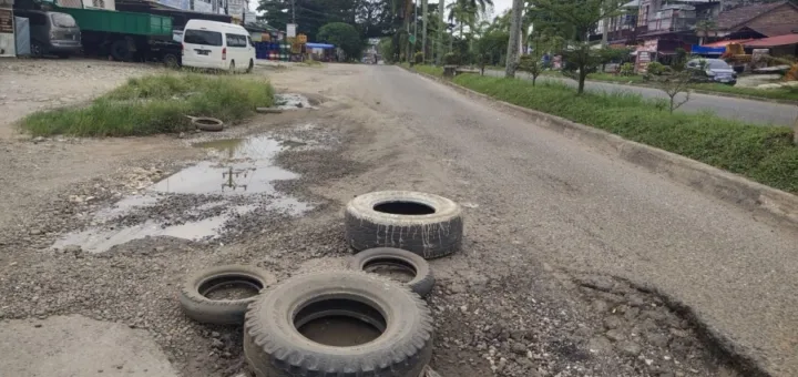 Rusak Bertahun-Tahun, Jalan Jalur Tiga Bangko Dikeluhkan Pengguna Jalan