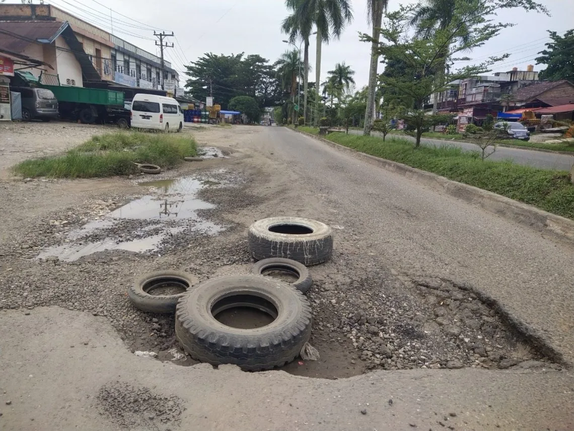 Rusak Bertahun-Tahun, Jalan Jalur Tiga Bangko Dikeluhkan Pengguna Jalan
