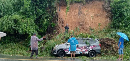 Longsor Usai Hujan Lebat di Kerinci, Minibus Tertimpa Material Tanah