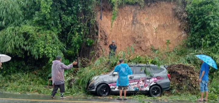 Longsor Usai Hujan Lebat di Kerinci, Minibus Tertimpa Material Tanah
