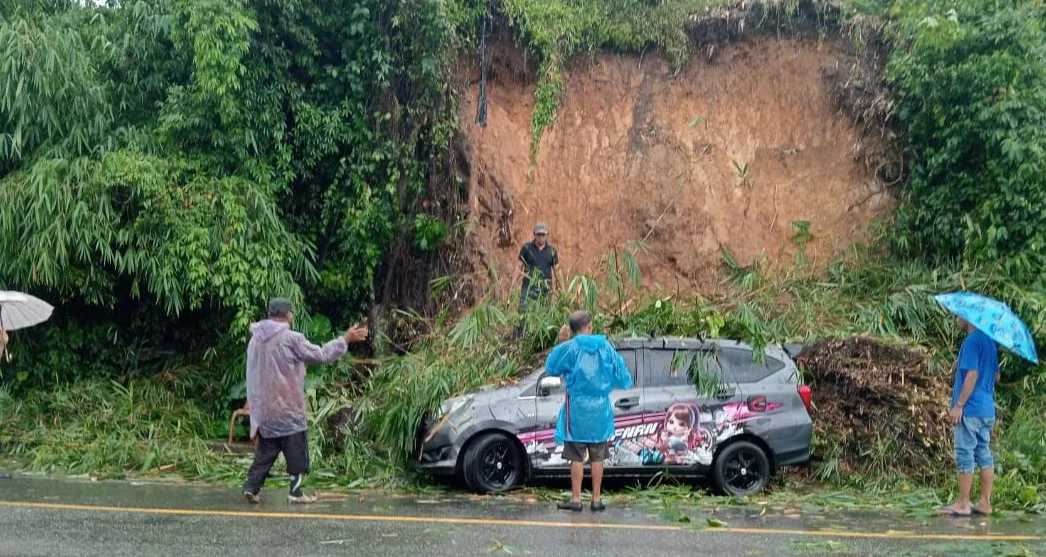 Longsor Usai Hujan Lebat di Kerinci, Minibus Tertimpa Material Tanah