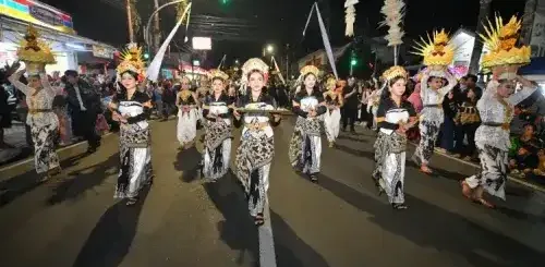 Ribuan Warga Padati Kirab Budaya Sumedang