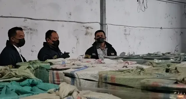 Polisi Gerebek Gudang Kosambi,Ratusan Drum Sianida Ilegal Senilai Ratusan Miliar Terungkap