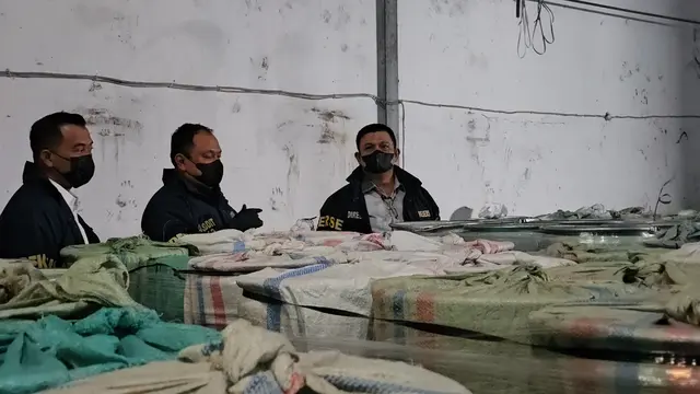 Polisi Gerebek Gudang Kosambi,Ratusan Drum Sianida Ilegal Senilai Ratusan Miliar Terungkap