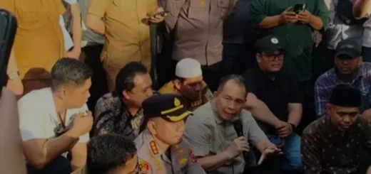 Demo Mahasiswa di DPRD Sumut Ricuh, Surat Sakit Ketua Dewan Dirobek dan Gerbang Roboh